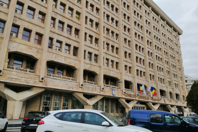 Tribunalul Prahova a anulat hotararea Consiliului Judetean prin care mai multi angajati urmau sa fie dati afara