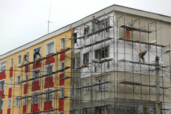 Iulian Bădescu a semnat contractul de reabilitare termică a mai multor blocuri din Ploieşti