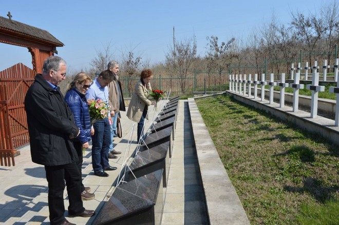 Delegaţia prahoveană în Republica Moldova a depus flori la Cimitirul Românesc de Onoare de la Ţiganca