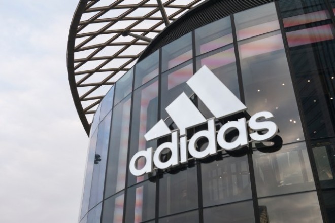Adidas a rămas fără marca cu cele trei benzi paralele. Ce spune compania