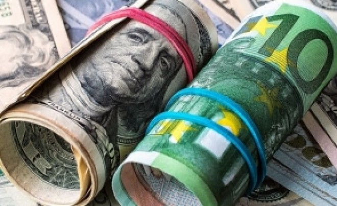 Euro a ajuns la paritate cu dolarul, dar specialiștii prognozează că va fi depășit de moneda americană
