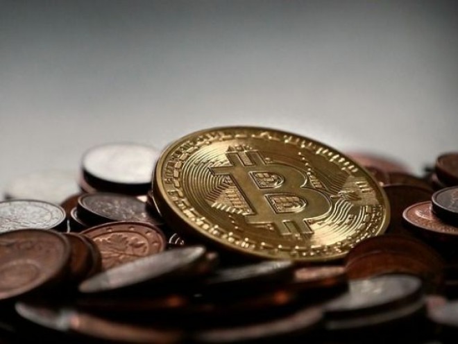 Moneda virtuala bitcoin a depasit 1.700 de dolari, nivel record de la aparitie. Cum se folosesc banii virtuali si de ce sunt asa de scumpi