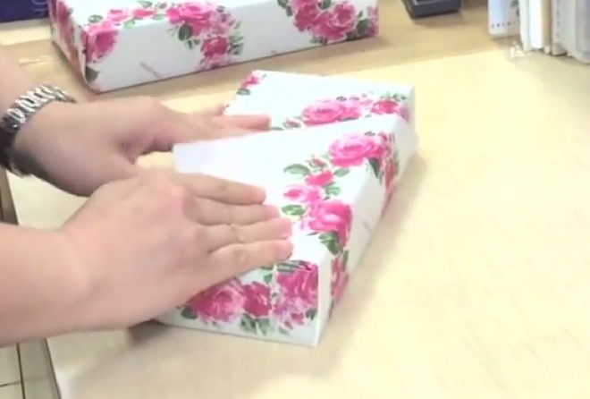 Cum sa impachetezi un cadou in doar 10 secunde! VIDEO