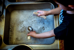 Nu mai spăla vasele cu buretele! Iată de ce e mai bine să le speli cu mâna!