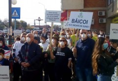 Protest autorizat faţă de poluarea aerului în oraşul Băicoi, Prahova. Oamenii acuză că nu mai pot respira din cauza mirosurilor emanate de o groapă de gunoi