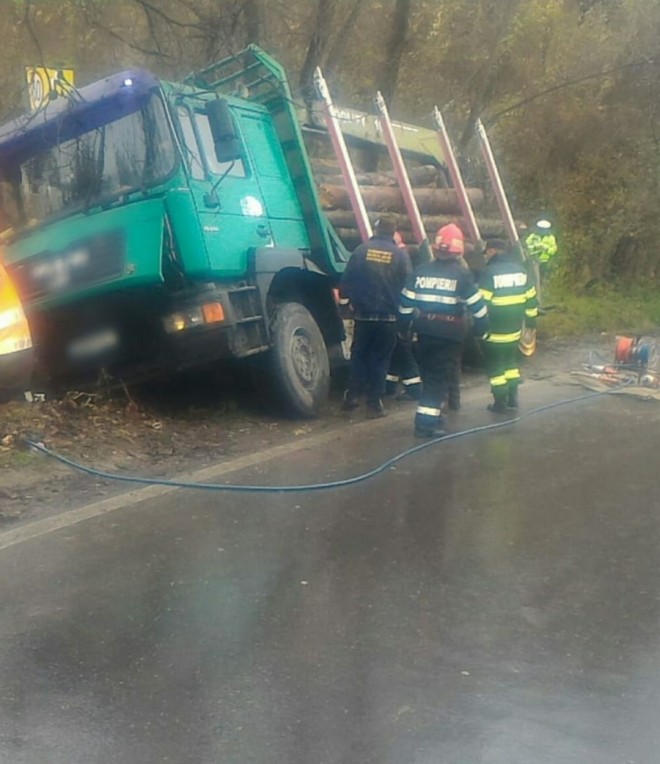 Accident cumplit vineri dimineață, pe DN 71. Un camion cu lemne s-a răsturnat peste o femeie