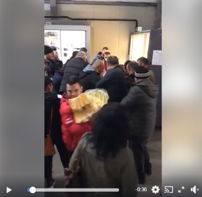 Bataie pe malai in Piata Cocos din Ploiesti. Imagini HALUCINANTE