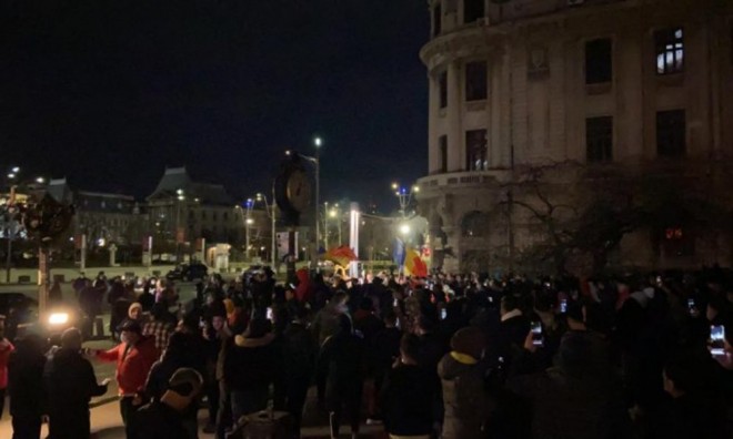 (VIDEO) Noaptea albă a protestelor: „Hoţii”, „Demisia”