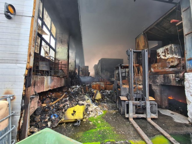 Pompierii continua sa inunde platforma Eco Burn. Inca exista focare ce ard mocnit