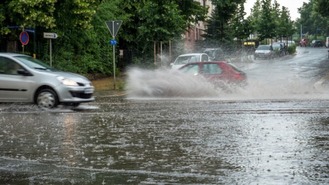 Noi alerte meteo: Avertizări cod portocaliu și galben de ploi puternice și vijelii