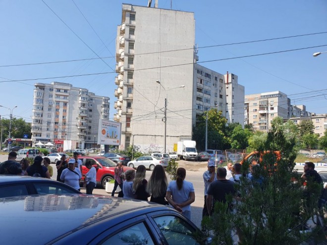 Protest la Tribunalul Prahova. Rudele persoanelor acuzate de fraudă electorală la Ciorani cer judecarea în libertate 