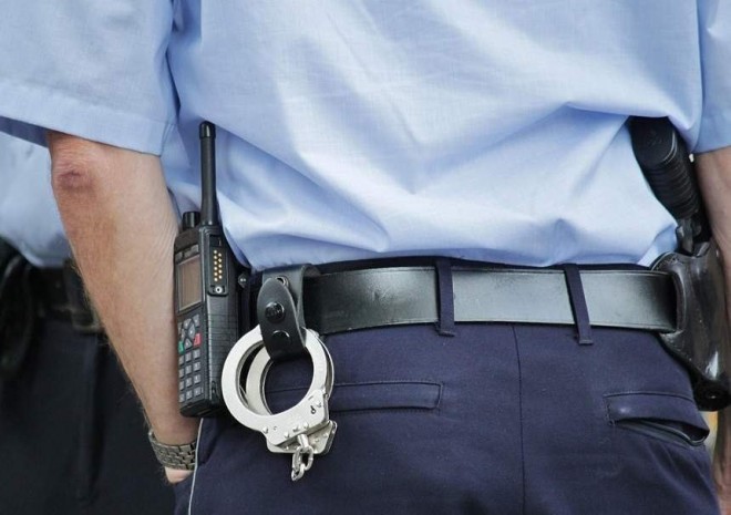 O polițistă și-a uitat pistolul în toaleta unei benzinării. Arma a fost luată de o tânără