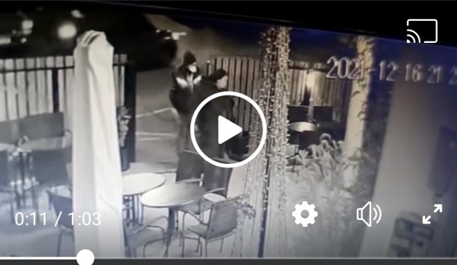 Ploiesti: Momentul in care doua persoane fura mese si scaune de la Cafeneaua Natiei, localul lui Dragos Patraru