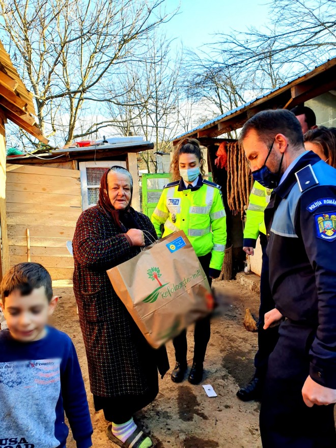 100 de familii au primit daruri din partea politistilor prahoveni