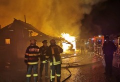 Incendiu violent în Ploiești. Cinci case au fost cuprinse de flăcări, iar un bărbat a suferit arsuri grave