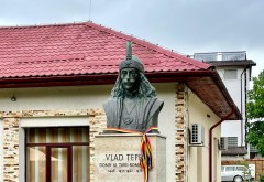 Prahova pentru Centenar/ Monumentul lui Vlad Tepes a fost inaugurat la Manesti, in cadrul unui amplu program organizat de SMV Ploiesti