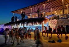 Liber la petreceri în stațiunile din Grecia: Se elimină obligativitatea purtarea măştii în spațiile închise pe perioada sezonului estival