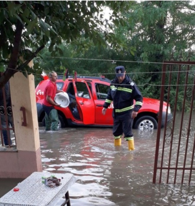 Potop in Prahova/ Inundatii in mai multe localitati din judet