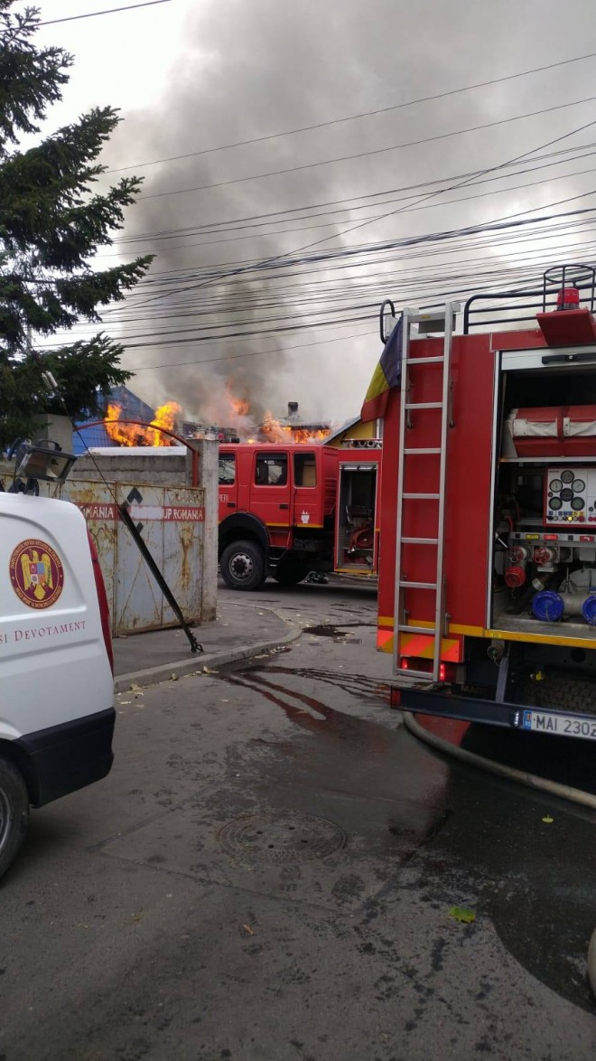 Incendiu devastator in Baicoi. 3 case sunt in flacari, exista risc de propagare