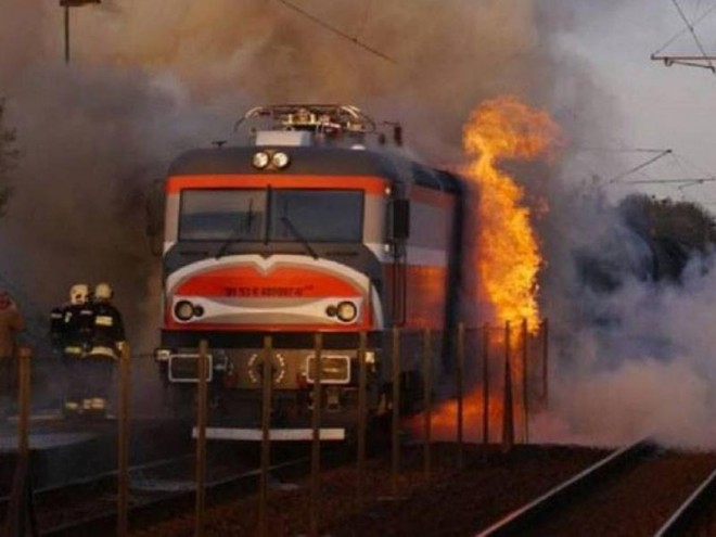 INCENDIU in Gara de Sud. Locomotiva unui tren de calatori a luat foc, degajare mare de fum