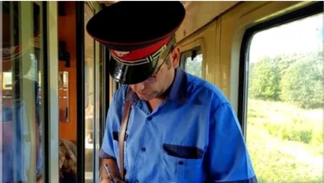 Șef de tren din Prahova, concediat după ce i-a făcut avansuri unei minore, în timpul unei călătorii: „Ai prieten? Eşti singurică?”/ „Aşa face mereu când mă vede”