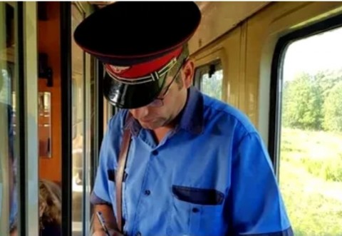 Șef de tren din Prahova, concediat după ce i-a făcut avansuri unei minore, în timpul unei călătorii: „Ai prieten? Eşti singurică?”/ „Aşa face mereu când mă vede”