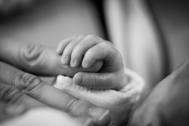 Caz medical complicat, la Sinaia! Un bebeluș s-a născut cu intestinele în afara abdomenului