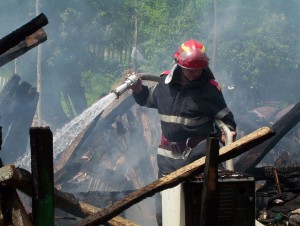 Incendiu devastator într-o comună din Prahova. Un bărbat a fost găsit carbonizat