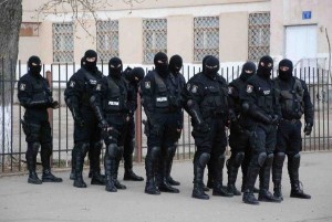 Poliţiştii efectuează PERCHEZIŢII la hoţii de petrol din Prahova