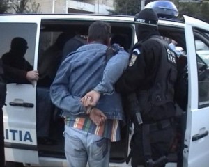 Ce au descoperit poliţiştii la hoţii din locuinţe din Ploieşti, Mizil şi Urlaţi VIDEO