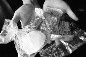 Ce au descoperit poliţiştii la traficanţii de droguri din Ploieşti. 46 de persoane, duse la audieri