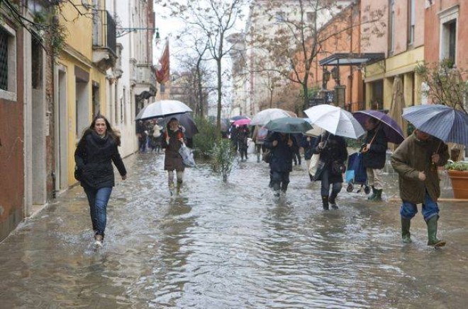 ALERTĂ de ploi și inundații în mai multe județe, inclusiv în PRAHOVA