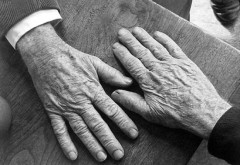 O femeie din Ploiești a lăsat doi bătrâni fără pensii. Drept cine s-a dat