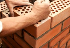 Saint-Gobain sprijină patru familii din Ploiești cu materiale de constructii pentru a-şi construi casă