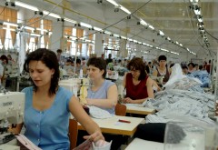 Fabrică de confecţii CONTRAFĂCUTE, descoperită în Prahova. Ce mărci produceau
