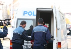 Doi bărbați din Sinaia au furat bagajele de lângă mașina unei persoane