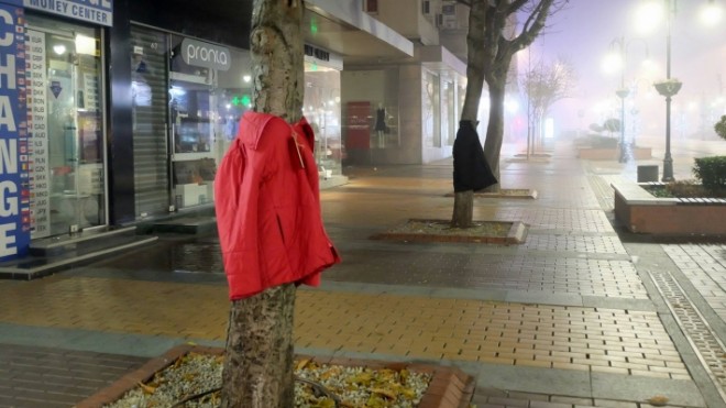 Campanie umanitară inedită. Zeci de copaci, &quot;împodobiţi&quot; cu haine groase pentru oamenii străzii FOTO