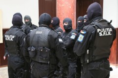 Percheziții în Ploiești, la suspecți de furturi și tâlhării. Patru persoane au fost reținute