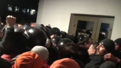 Zece persoane rănite în protestele violente de la Parlamentul moldovean