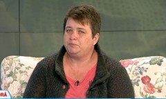 Mama prahovencei bătută de un proxenet în Germania, acuzată că a cheltuit banii din donaţii