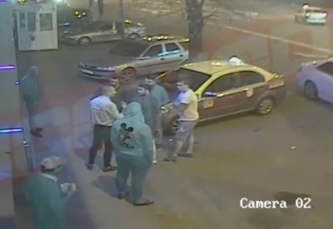 VIDEO cu agentul de pază bătut cu bestialitate de un grup de scandalagii din Ploieşti. Cine sunt bătăuşii