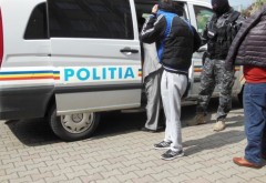 Şapte persoane suspectate de operaţiuni ilegale cu tutun au fost RETINUTE în urma percheziţiilor din Prahova