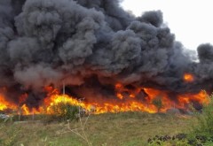 Incendiu puternic la depozitul de mase plastice din Floresti. 50 de pompieri au intervenit pentru stingerea flacarilor