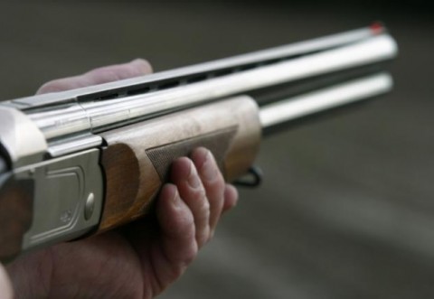 INCONŞTIENŢĂ. Un bărbat i-a dat unui minor de 15 ani o armă de vânătoare