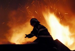 Incendiu de proporţii la Filipeştii de Târg. O casă şi două autoturisme au luat FOC