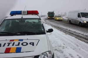 Recomandările Poliţiei Rutiere pentru şoferi, în contextul ninsorii şi viscolului