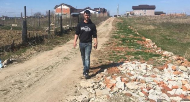 Doi tineri dintr-o comună din România au dosar penal pentru că și-au reparat singuri strada
