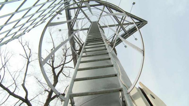 Tentativă de SUICID la Azuga! Un bărbat ameninţă că se aruncă de pe un turn de 50 de metri