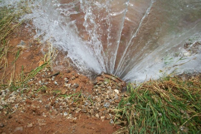 UPDATE Conductă de apă spartă, la Măneciu. O gospodărie, un drum şi mai multe terenuri, inundate