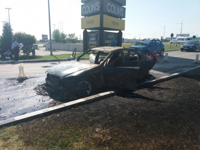 Maşină în flăcări, lângă Ploieşti Shopping City